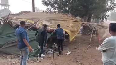 होशंगाबाद नगर: पहाड़िया रोड पर पेट्रोल पंप के समीप अवैध रूप से किए गए अतिक्रमण को नगर पालिका की टीम ने हटाया