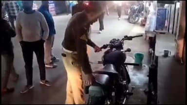 इटावा: कोतवाली इलाके में SSP के निर्देश पर यातायात प्रभारी ने 2 मॉडिफाई साइलेंसर वाली बुलट बाइकों पर की कार्रवाई