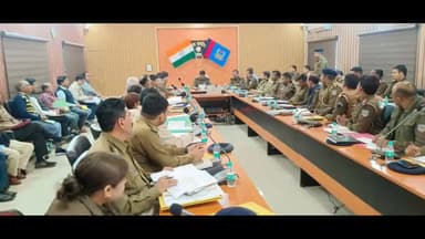 हज़ारीबाग: पुलिस अधीक्षक ने आवासीय कार्यालय में सभी थाना प्रभारीयों और पुलिस पदाधिकारियों को दिशानिर्देश दिए