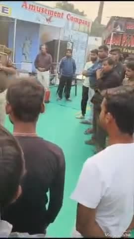 मिर्ज़ापुर: विंध्यवासिनी कॉलोनी के मैदान में प्रदर्शनी के कर्मचारियों को अग्निशमन अधिकारी ने अग्निशमन यंत्र चलाने का प्रशिक्षण दिया