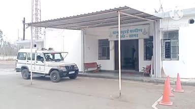 खुरई: निर्तला गांव के पास ओवरटेक करने के प्रयास में सड़क दुर्घटना का शिकार हुई बाइक, 2 युवक हुए घायल