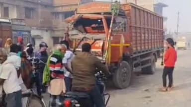 परसौनी: परसौनी चौक के डाकघर के पास दो ट्रकों की आमने-सामने की टक्कर, ड्राइवर घायल, नींद आने से हुआ हादसा