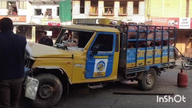 मल्हारगढ़: मनासा मार्ग पर जैन स्थानक के सामने बस व गैस सिलेंडर से भरी पिकअप के बीच हुई टक्कर, टला बड़ा हादसा