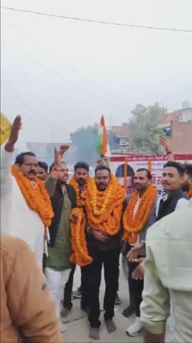 बुरे वक्त में साथ देने वाले ‌ही असली रिश्ते होते हैं 
          
                         बाकी
सब वक्त के साथ बदल जाते हैं...i