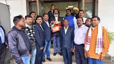 कांके: कांके रोड स्थित सीएम आवास में झारखंड के विभिन्न क्षेत्रों से लोगों ने सीएम से मुलाकात की
