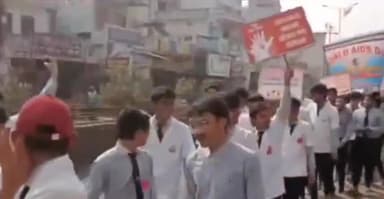 कसरावद: एड्स जागरूकता पखवाड़े के दौरान कसरावद में छात्र-छात्राओं ने रैली निकालकर एड्स के प्रति जागरूकता फैलाई