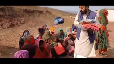 पवई: बेल डाबर और टिकुरी ग्राम में कारुण्य ज्योति फाउंडेशन ट्रस्ट के संस्थापक आचार्य श्री ने आदिवासियों को कपड़े वितरित किए