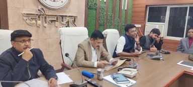 जौनपुर : डीएम डॉ दिनेश चंद्र ने कुंभ मेले से पूर्व सड़के ठीक करने, सीसीटीवी, साइनेज बोर्ड लगाने के दिए निर्देश।