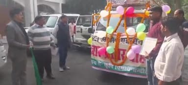 मुगलसराय: जिले में पराली जलाने से रोकने के प्रयास में सीडीओ ने विकास भवन से प्रचार वाहन को हरी झंडी दिखाकर किया रवाना