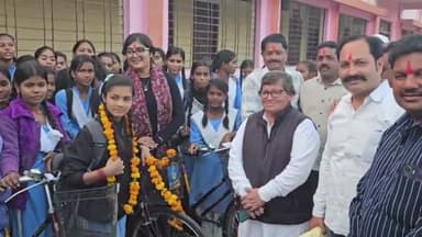 देवरी: शासकीय कन्या उच्चतर माध्यमिक विद्यालय में विधायक प्रतिनिधि प्रियंका पटेरिया ने 134 छात्राओं को साइकिलें वितरित कीं