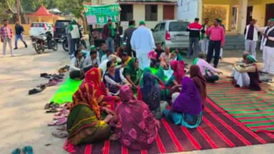 घाटमपुर: घाटमपुर तहसील से भ्रष्टाचार की शिकायत मुख्यमंत्री से करने के लिए दो गुट के किसान लखनऊ के लिए रवाना हुए