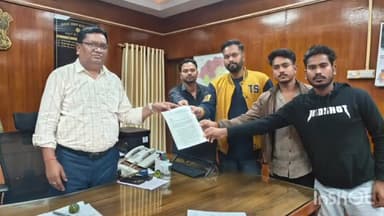 जगदलपुर: NSUI ने शहीद महेंद्र कर्मा विश्वविद्यालय में शुल्क वृद्धि वापस लेने की मांग करते हुए कमिश्नर को सौंपा ज्ञापन