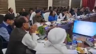 कृषि मंत्री शिवराज सिंह jiअधिकारियों के ऊपर भड़क उठे कहा सटीक जानकारी लाओ,ये नहीं चलेगा कि काजू किशमिश खिलाओ
#sunilshah