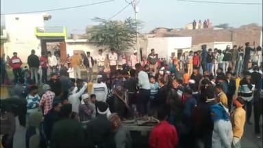 मथुरा: गोवर्धन मार्ग के गांव खामनी और सतोहा में जल भराव के कारण ग्रामीणों का फूटा गुस्सा, रोड पर लगाया जाम