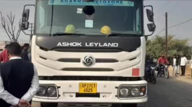 नौगढ़ कन्वेयर बेल्ट के पास बाइक ट्रक के नीचे घूस गई ! गड़हरा निवासी जगलाल शाह के पुत्र बचे बाल बाल !