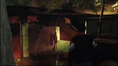 पंचकोषी में दोना-पत्तल की दुकान में लगी आग, बुलडोजर से तोड़ा गया शटर, लाखों का सामान जल गया