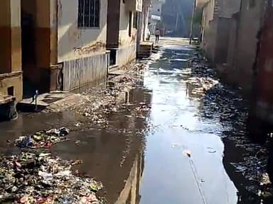 sardargarh ke ander pani nali se bahar aata hu koi action nahin