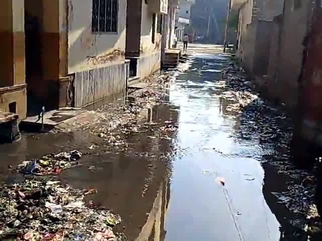 sardargarh ke ander pani nali se bahar aata hu koi action nahin