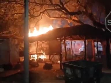 ओबरा: चोपन में खाने-पीने की दुकान में रखे सिलेंडर में लगी आग, झोपड़ी में चल रही दुकान पूरी तरह जलकर राख
