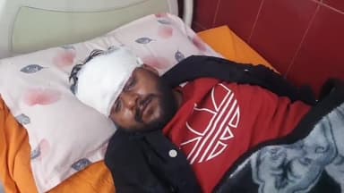 रामपुर: ग्राम ताल महावर में कार के सामने कुत्ता आने से कार पेड़ से टकराई, हादसे में तीन लोग घायल, ज़िला अस्पताल में भर्ती