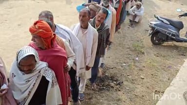 घोसी: घोसी में पैक्स चुनाव के लिए मतदान जारी, मतदान केंद्र पर मतदाताओं की उमड़ी भीड़