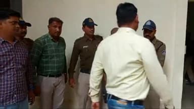 50 पैसे का फरार इनामी बदमाश गिरफ्तार, बालकनी से कूदने में टूटा आरोपी का पैर.