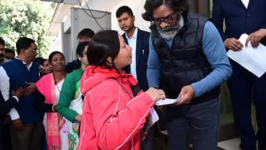 कांके: कांके रोड स्थित सीएम आवास में झारखंड के विभिन्न क्षेत्रों से लोगों ने सीएम से मुलाकात की