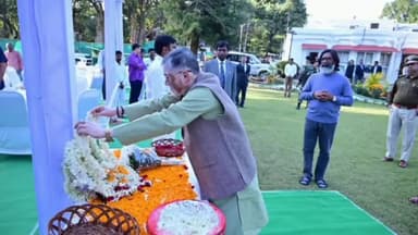 कांके: राज्यपाल और मुख्यमंत्री ने कांके रोड स्थित आवास पर मुख्य न्यायाधीश के पिता के श्राद्ध कर्म में शामिल हुए