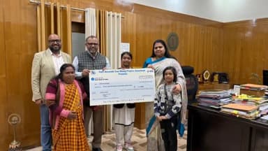 हज़ारीबाग: बड़कागांव की नौरतन सृष्टि बाला को उपायुक्त ने रायफल शूटिंग में बेहतर प्रदर्शन के लिए एयर राइफल प्रदान की