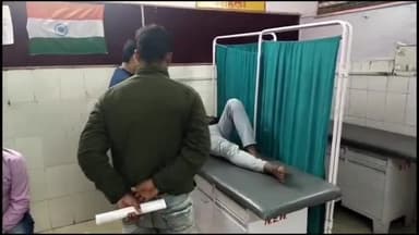 इटावा: भरथना इलाके में घर पर कार्य करते समय युवक को दो बार सांप ने काटा, जिला अस्पताल में कराया गया इलाज