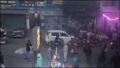 कानपुर: कर्रही में बीच सड़क बमबाजी का वीडियो सोशल मीडिया पर हुआ वायरल