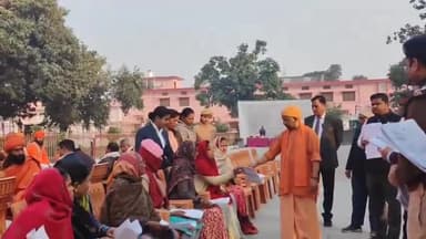 गोरखपुर: गोरखनाथ मंदिर में मुख्यमंत्री ने जनता दरबार में फरियादियों की सुनी फरियाद