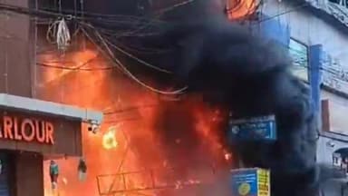 कांके: रांची के सर्जना चौक के पास एक इमारत में भीषण आग लगी, दमकल की टीम आग बुझाने में जुटी