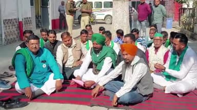 पूरनपुर: कोतवाली परिसर में धरना प्रदर्शन कर भाकियू ने नोएडा में गिरफ्तार किसानों की रिहाई की मांग को लेकर सौंपा ज्ञापन