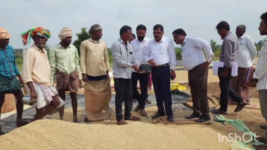 శ్రీరంగాపూర్: వరి ధాన్య కొనుగోలు కేంద్రానికి సందర్శించిన అదనపు కలెక్టర్ జి వెంకటేశ్వర్లు