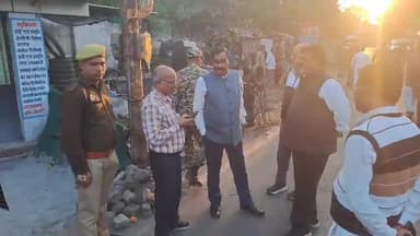 झांसी: मां कर्मा बाई चौक से नगर निगम की टीम ने अतिक्रमण हटाया