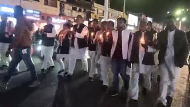 गोरखपुर आज कांग्रेस पार्टी के कार्यकर्ताओं द्वारा संभल हिंसा के विरोध में कैंडल मार्च निकाला गया एवं न्याय देने की मांग की गई।