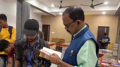 বজবজ ১: বজ বজ কলেজে বইমেলায় গেলেন পৌর প্রধান