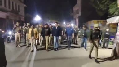 इटावा: सदर इलाके में डीएम और एसएसपी ने भारी पुलिस बल के साथ किया पैदल मार्च, संबंधित को दिए दिशा निर्देश