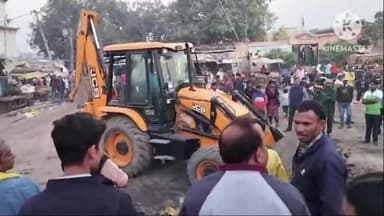 कोचस: कोचस बस पड़ाव से अतिक्रमण हटाने का कार्य जेसीबी से शुरू, मौके पर कार्यपालक अधिकारी रहे मौजूद