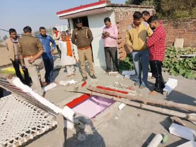 करछना: उमरी तालुका के कांटी गांव में चोरों ने धावा बोलकर नगदी सहित लाखों के आभूषण की चोरी की, पुलिस जांच में जुटी