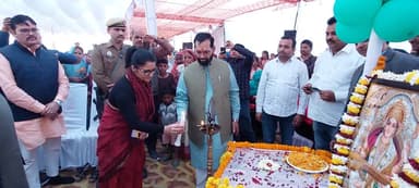 बहराइच : जनपद के विकासखण्ड हुजूरपुर के ग्राम लौकाही में सेवा से संतृप्तिकरण अभियान का शुभारम्भ करते विधायक व जिलाधिकारी।