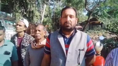 पूर्वजों से जिस रास्ते का इस्तेमाल बेंगाबाद प्रखंड के डोमापहाड़ी के दलित (रजक) परिवार आवागमन के रूप में करते आ रहे हैं, उसके सामुदायिक पट्टे की मांग लेकर आज डीएफओ से मुलाकात की गई।