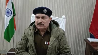 शामली: कैराना में टांग में गोली मारकर गौकशी में जेल भेजने की धमकी देने वाले पुलिसकर्मी को एसपी ने किया लाइन हाजिर