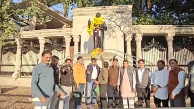 *राष्ट्रनिर्माता भारतरत्न बाबा साहेब डॉ. भीमराव अंबेडकर जी के महापरिनिर्वाण दिवस पर सर्व समाज द्वारा
माल्यार्पण और पुष्पवर्षा कर नमन किया💐💐🙏🏻

*•बाबा साहेब समाज में समानता के अधिकार के जनक थे*
==================