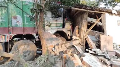 नौतन: तेज रफ्तार ट्रक ने कई झोपड़ियाँ तोड़ीं, मौके पर पहुँची पुलिस