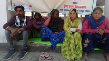 करनैलगंज: नई कॉलोनी माजरा अकोहरी निवासी पीड़ित परिवार ने जिला पंचायत के तीन शेड के नीचे अनिश्चितकालीन धरने पर बैठने का निर्णय लिया