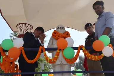 जौनपुर : डॉ भीमराव अंबेडकर की पुण्यतिथि पर डीएम, एसपी व सीडीओ ने अंबेडकर की प्रतिमा पर माल्यार्पण कर दी श्रद्धांजलि।