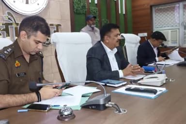 जौनपुर : डीएम ने कलेक्ट्रेट में विद्युत विभाग के अधिकारियों संग की बैठक, डीएम ने निर्बाध बिजली आपूर्ति के दिए निर्देश।