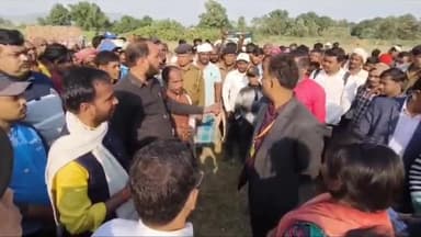 लखीसराय: शिकायत के बाद जिलाधिकारी चौरा-राजपुर पंचायत पहुंचे, तुमनी गांव में पंचायत सरकार भवन निर्माण कार्य की जानकारी ली